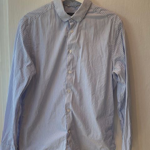 Burton of London. Fin skjorte i stripete bomull med runde snipper. Str L 41/42
