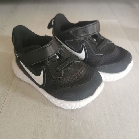 Nike sko til gutt str 19,5