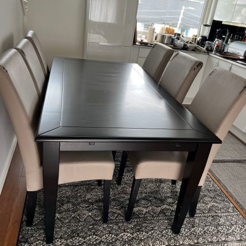 Spisebord i tre farge svart
