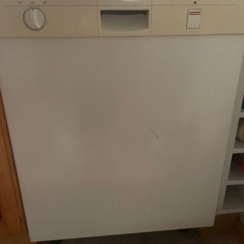 Oppvaskmaskin (solgt) og kjøleskap (reservert)