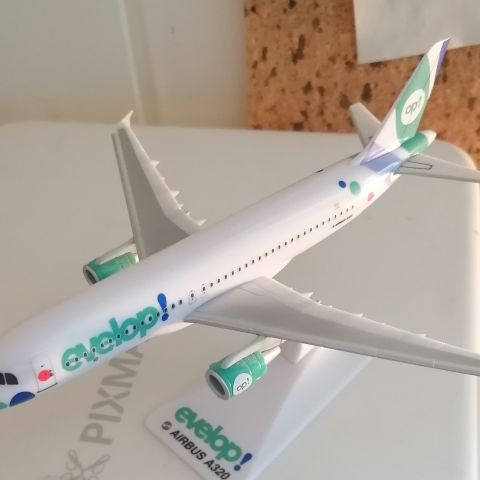 Airbus A320 Modell selges for kr 100