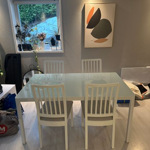 Hvitt spisebord med 4 stoler