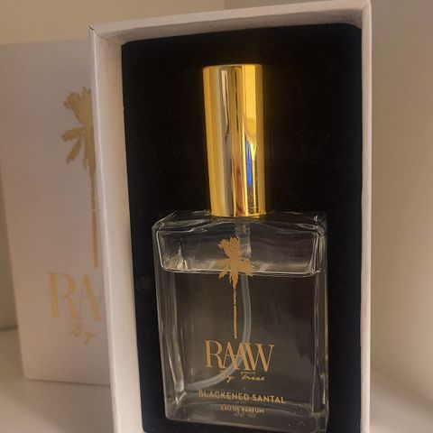 RAAW By Trise blackened santal parfyme.