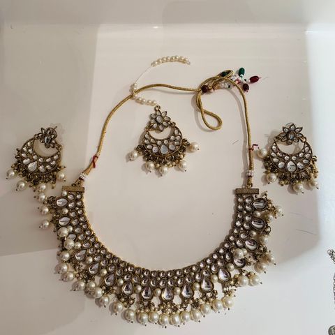 Necklace and earings