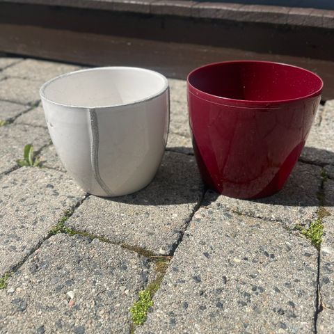 2 blomsterpotter (keramikk og plast)