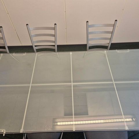 Kjøkkenbord med stoler gis bort