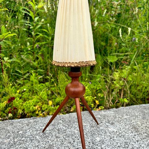 Vintage tripod bordlampe i teak fra 60-tallet | Retro
