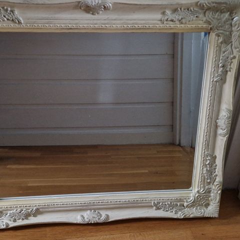 Speil med hvit dekorativt ramme