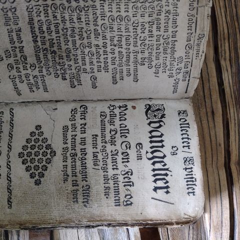 Bok fra tidlig 1700 tall med evangelie samlinger og salmer