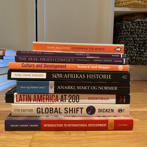 Pensumbøker globale utviklingsstudier