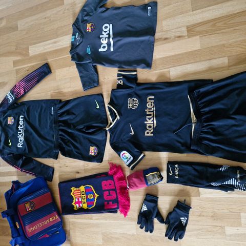 Barcelona drakt strl. 128/137, bag og skjerf