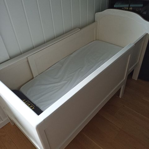 Adjustable Kids bed from 1-6 yrs old