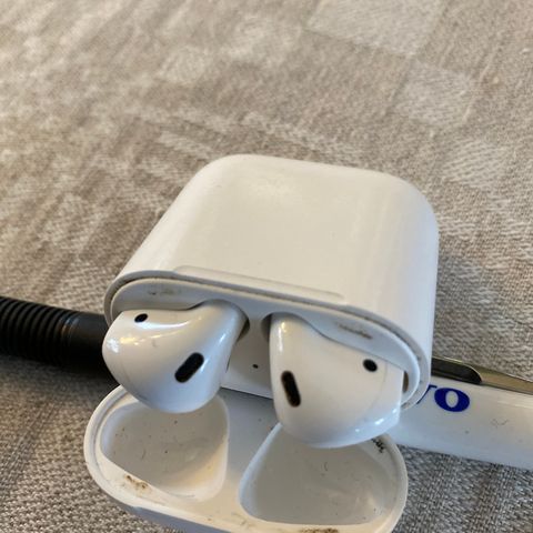 AirPods A1523