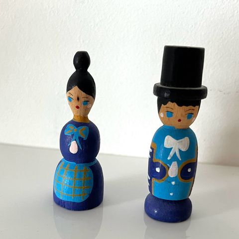 2 håndmalte danske miniatyrdukker i tre (Mogens Eigenbrod).