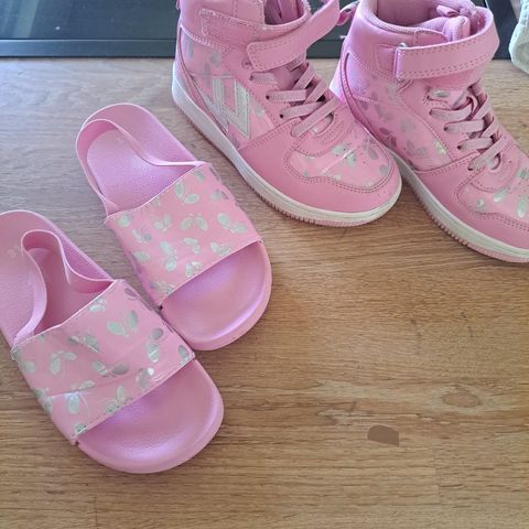 Pene rosa sko og slippers/sandaler med sommerfugler