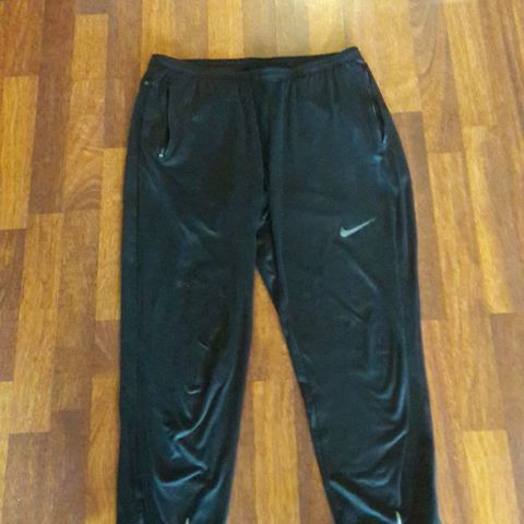 Nike svart dri-fit joggebukse str M