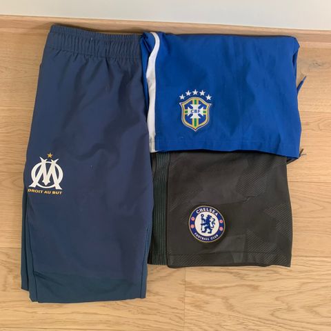 Diverse klubbtøy fra Marseille, Brasil og Chelsea