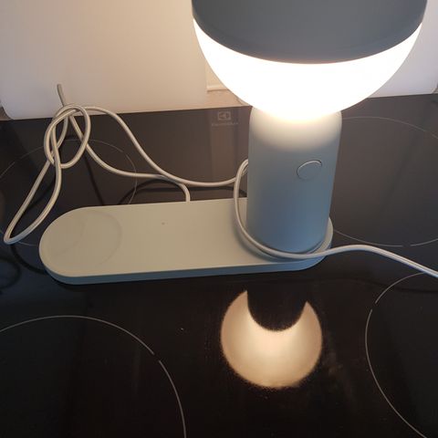 BETTORP LED lampe med trådløs lading