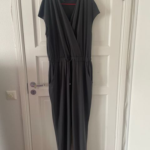 LINDEX jumpsuit med lummer str. 42