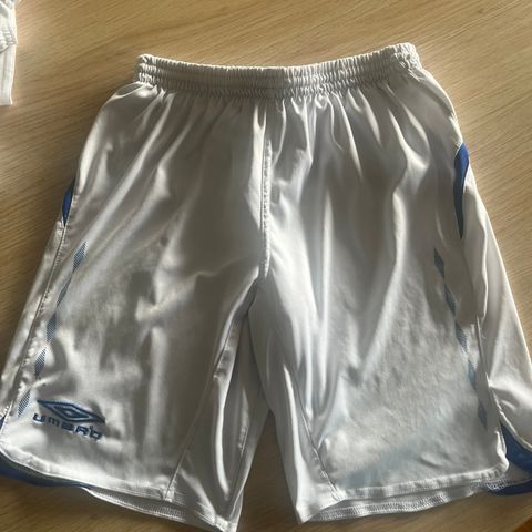 Hvit Umbro fotballshorts str. 164