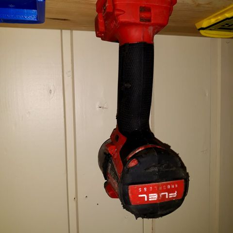 Verktøyholder/maskinholder til Milwaukee M18 maskiner.