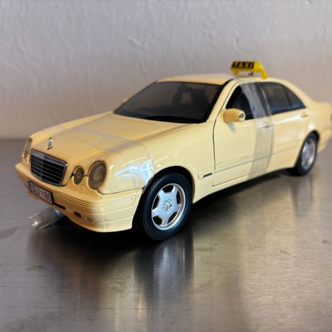 1:18 Mercedes Benz E320 w210 fra Sun star selges