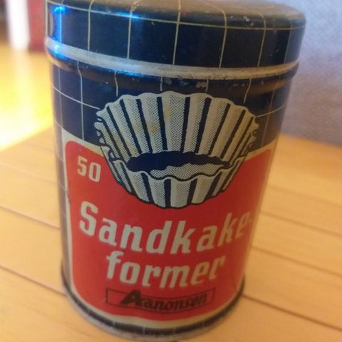 Fin gammel sandkakeboks med 50 sandkakeformer