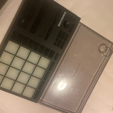 Native Instruments Maschine Mikro MK3 med Decksaver Deksel