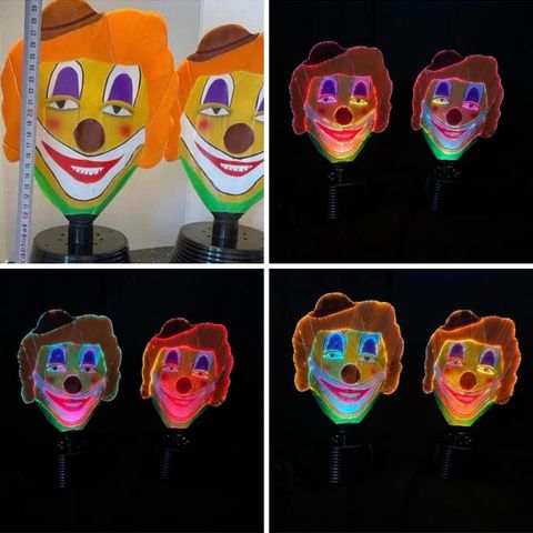 To kule Klovn lamper som pulserer forskjellige farger