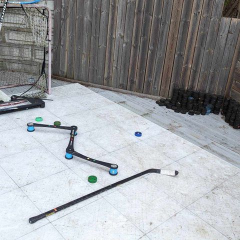Hockey plate med 200 pucker og alt utstyret selges sammen