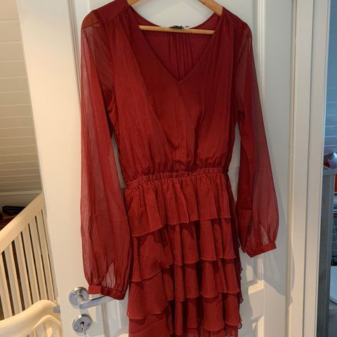 Rød kjole fra Urban Pioneers