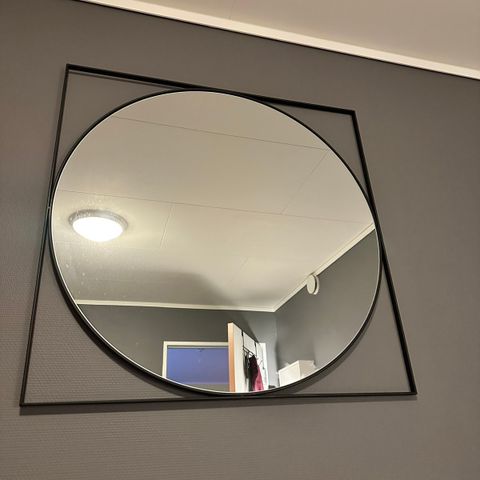 Rundt speil med ramme