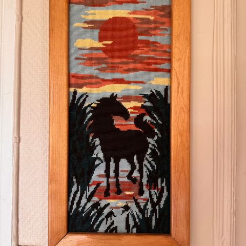 Håndbrodert bilde av hest i solnedgang