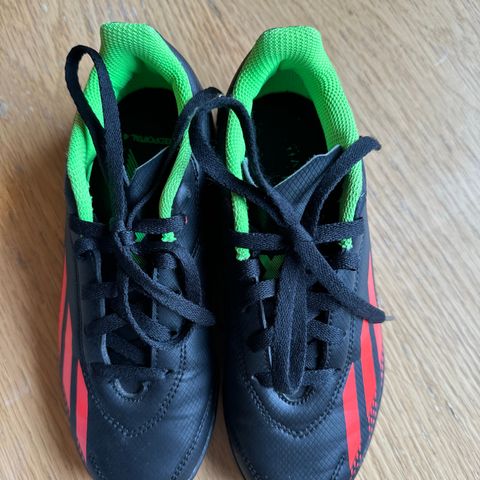 Fotballsko Adidas str 33