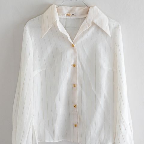 Vintage bluse med gulldetaljer og knapper (str. M)