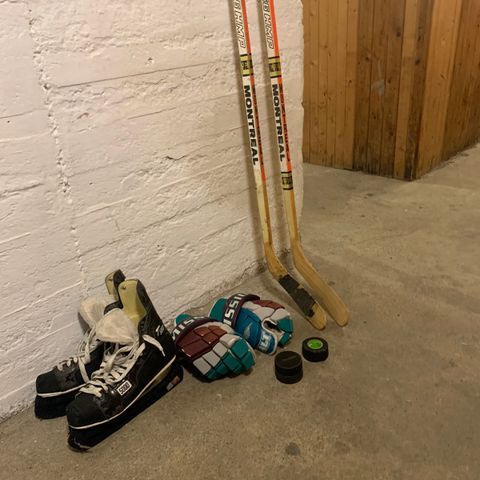 Ishockey utstyr gis bort