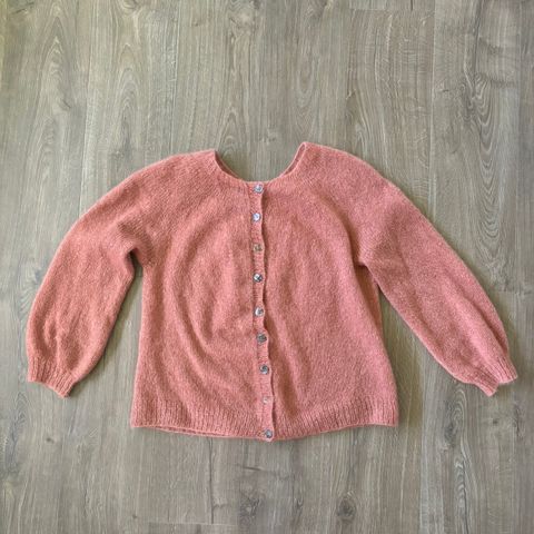 Strikka cardigan str M/L i kamel/brun-farge