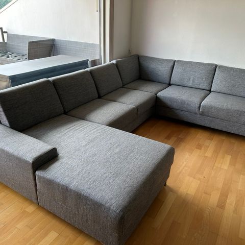 Elegant og Romslig sofa til salgs