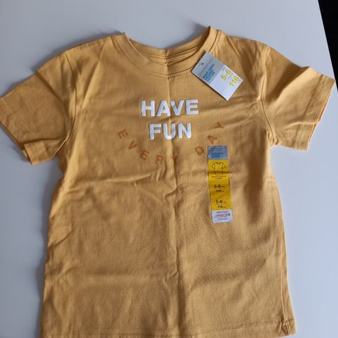 T-shirt med tekst "Have fun" str 110/116