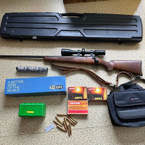 Links Kongsberg 393 kal. 358 Norma Magnum, Meopta 3-12x50, Lyddemper, Mye ammo.