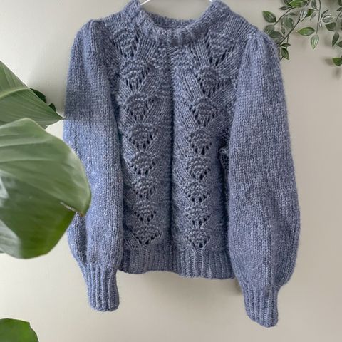 Hjemmestrikket genser og lue i drops Wish jeansblå