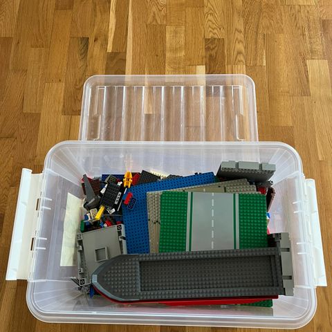 Stor kasse med lego