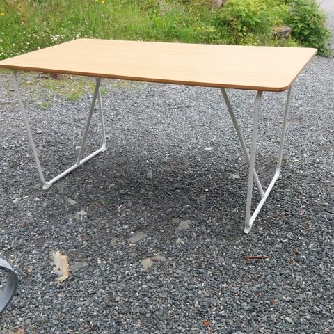 Fint brukt spisebord til salgs   + 2 hvite  stoler for 2×50+ badhylle 60 kr