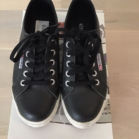 Superga sneakers i ekte skinn svart hvit str 35 / 36