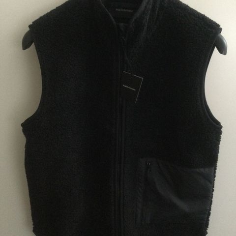 Peak Performance fleece vest med lomme.