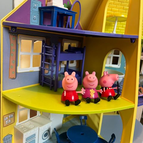 Peppa gris hus med diverse figurer og 3 bøker