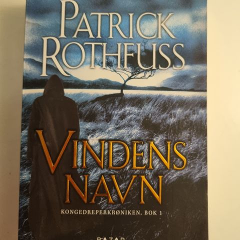 Vindens navn. Patrick Rothfuss.  Norsk tekst