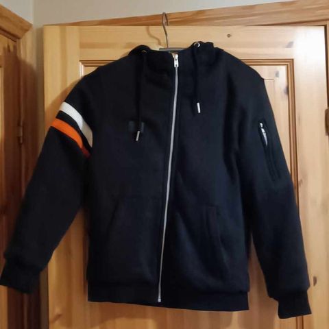 Kjempefin MC-hoodie/jakke selges kun 500 kroner.