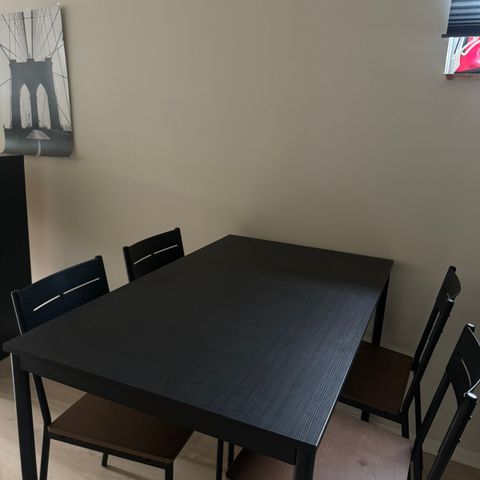 Spisebord og 4 stoler