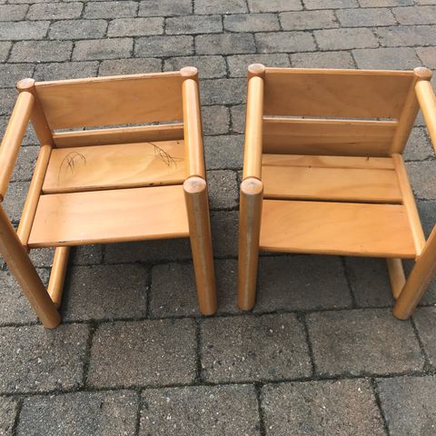 Barnemøbler: sett med 1 bord og 2 stoler.